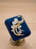 Broche « Paon Royal » : L’Incarnation du Luxe
