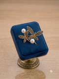 Broche « Douceur Florale » : L’Élégance en Toute Sobriété