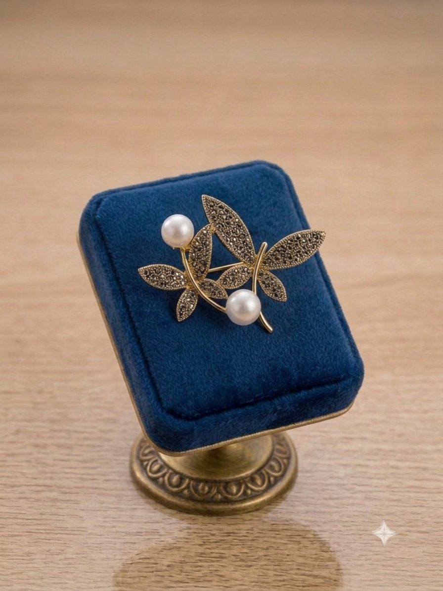 Broche « Douceur Florale » : L’Élégance en Toute Sobriété