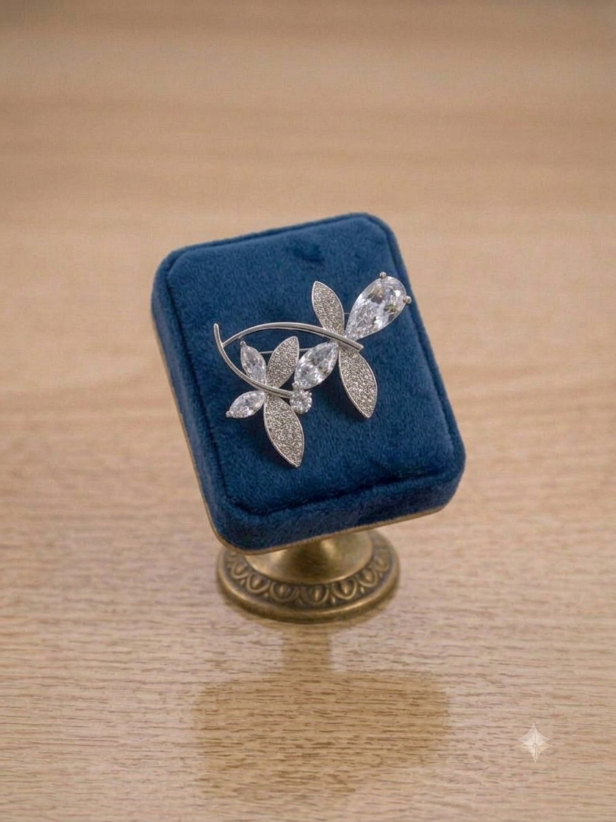 Broche « Éclat Floral » : L’Alliance de la Lumière
